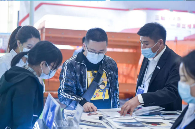 認真講解公司各項業務