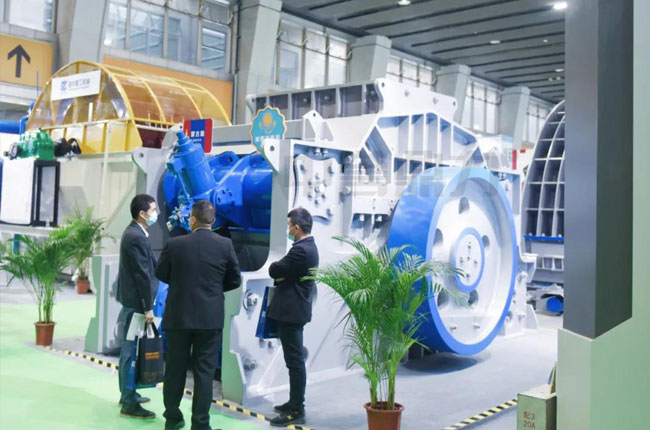 觀展者了解中譽鼎力設備性能