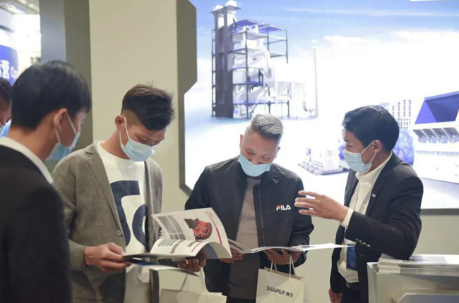 觀展者了解中譽鼎力設備性能