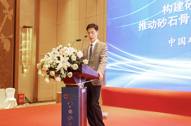 中砂石協(xié)會(huì)會(huì)長(zhǎng)胡幼奕作主旨報(bào)告.jpg 中砂石協(xié)會(huì)會(huì)長(zhǎng)胡幼奕作主旨報(bào)告.jpg