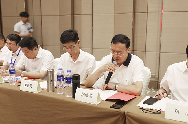 協(xié)會(huì)副會(huì)長(zhǎng)緱海榮,委員會(huì)主任宋少民主持會(huì)議1.jpg 協(xié)會(huì)副會(huì)長(zhǎng)緱海榮,委員會(huì)主任宋少民主持會(huì)議1.jpg