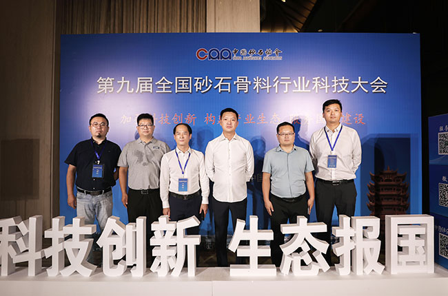 中譽(yù)鼎力參會(huì)代表合影.jpg 中譽(yù)鼎力參會(huì)代表合影.jpg