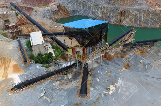 配備砸石子機(jī)的石料廠(chǎng)