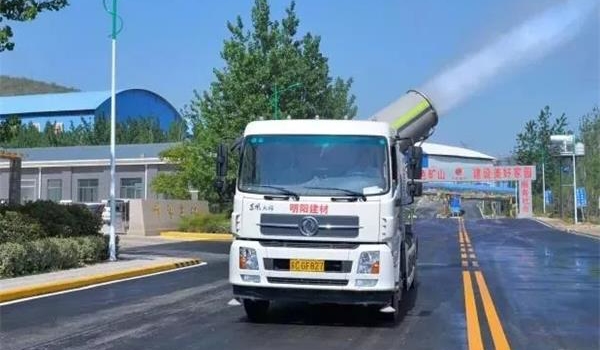 灑水車在硬化道路上工作