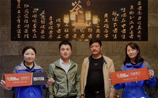 加利礦業總經理合影