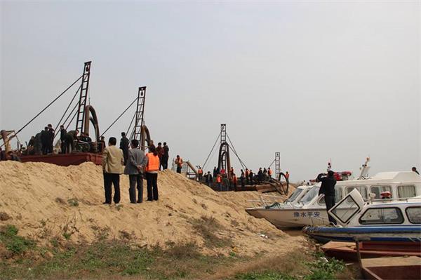 配圖:打擊非法采砂現(xiàn)場(chǎng)