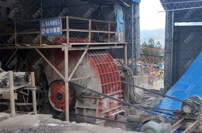 碎石機(jī)工作現(xiàn)場(chǎng)