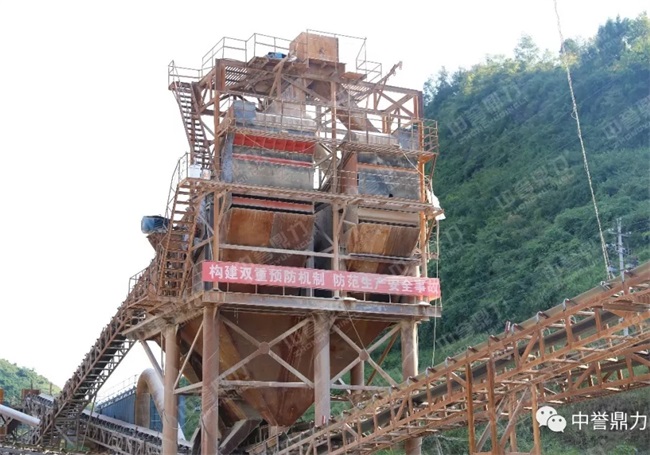 生產(chǎn)線上的振動篩并篩