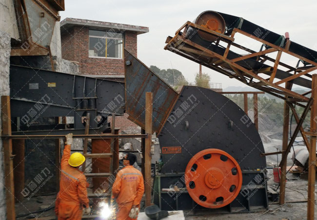 錘式破碎機(jī)使用現(xiàn)場(chǎng)