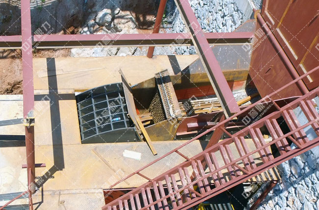 反擊式破碎機(jī)工作現(xiàn)場(chǎng)