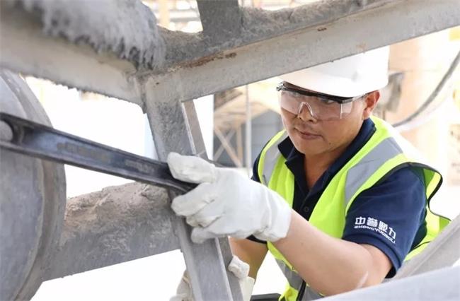 技術人員在對錘式破碎機檢修