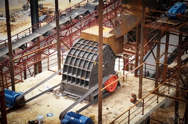 碎石機工作現(xiàn)場