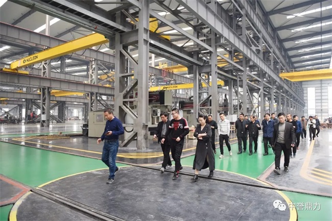 考察團參觀智能化車間