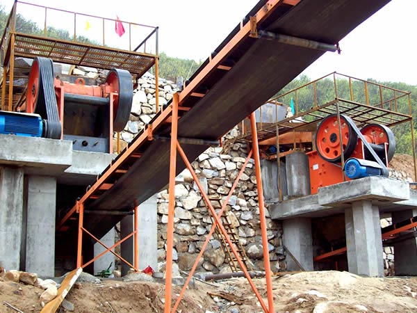 破碎現(xiàn)場的顎式破碎機(jī)